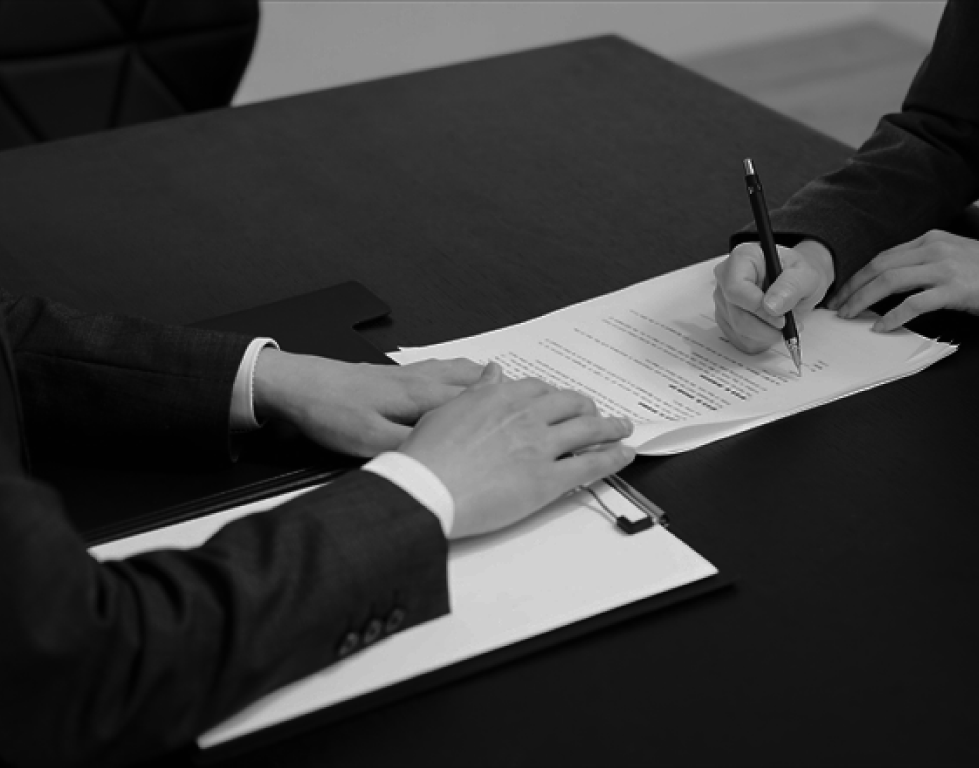 書類にサインする人