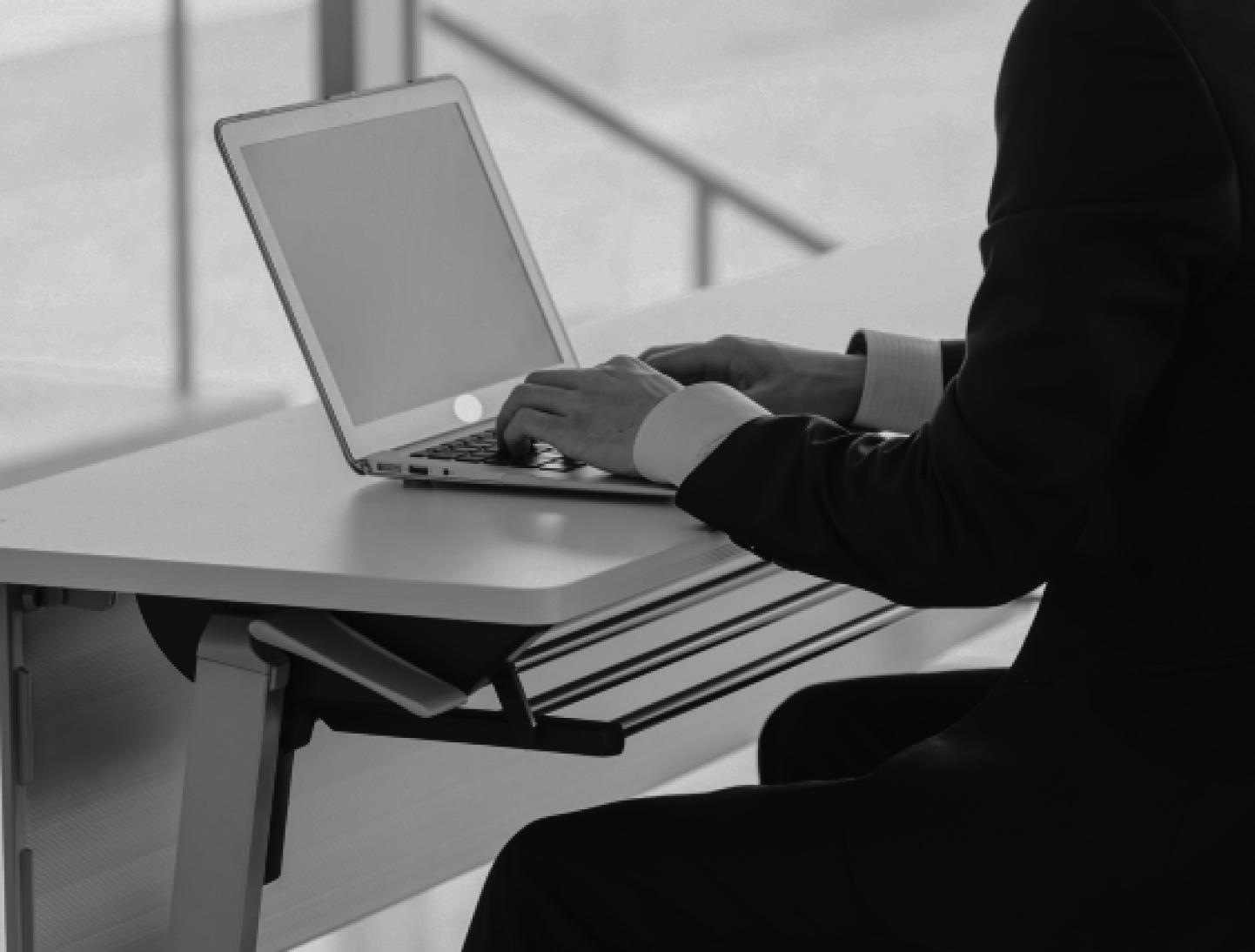 ノートパソコンを操作する人